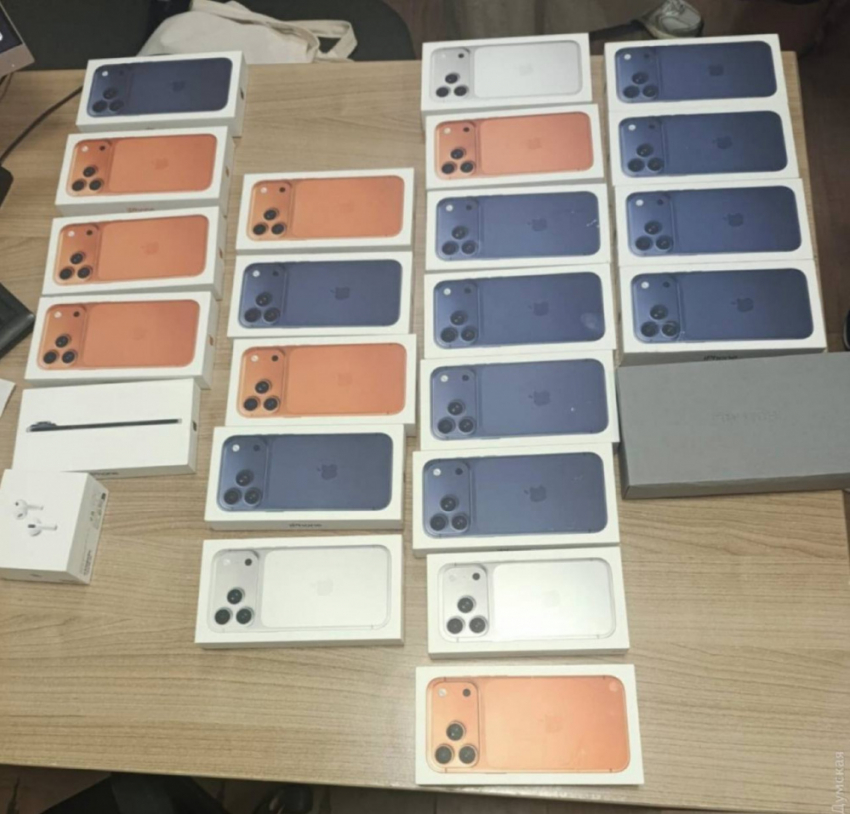 Одесские таможенники изъяли целую партию новых iPhone на границе