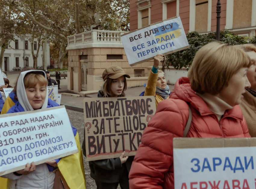 Новости Одессы: власти молчат о взрывах, протесты против чиновников, а военные вузы эвакуируют в поля