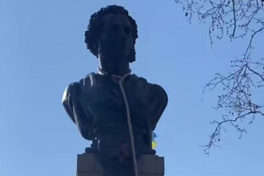 Шолохов: у вандалов, «повесивших» Пушкина в Одессе, нет будущего