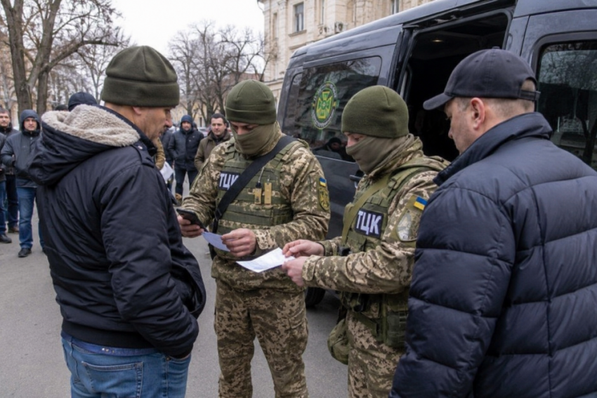 В Одессе мужчин с низкими зарплатами будут отправлять на фронт