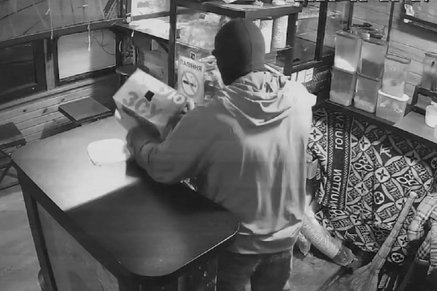 В Одессе военком украл коробку с пожертвованиями для ВСУ в наливайке