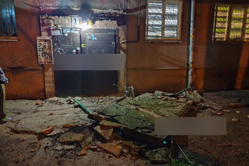 В Одессе рухнула многотонная плита-козырёк