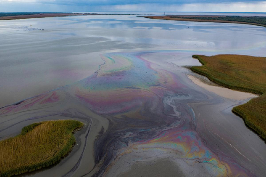 Разлитая после подрыва танкеров у берегов Одессы нефть грозит эко-катастрофой