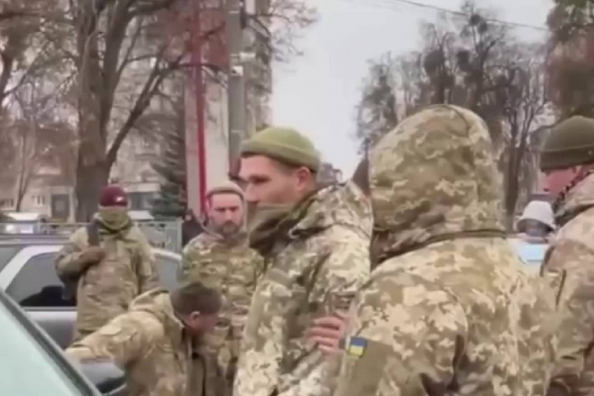 В сеть слили видео, как сотрудники ТЦК в Одессе забивают призывника ногами