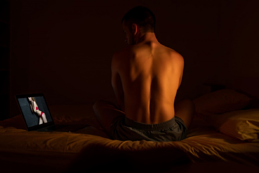 Порно снимает стресс: психологи объяснили, почему в России и Украине любят милф и анал