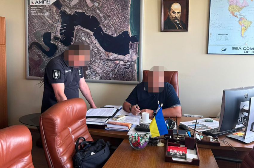 В порту Черноморска чиновнику вменяют схему с полумиллионной взяткой