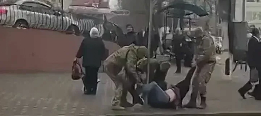 В Одессе прохожие помогли мужчинам выбраться из микроавтобуса ТЦК