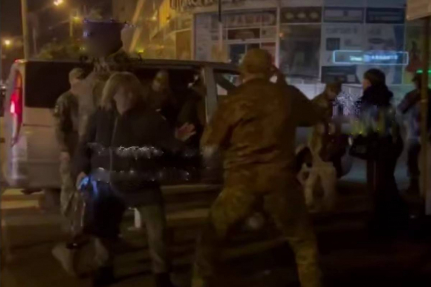В Одессе сотрудники ТЦК избили военного из Херсона и напали на женщину