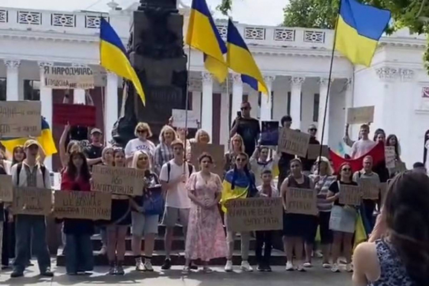 «Понаехали в Одессу, так сидите тихо»: горожанка ответила митингующим за снос Пушкина