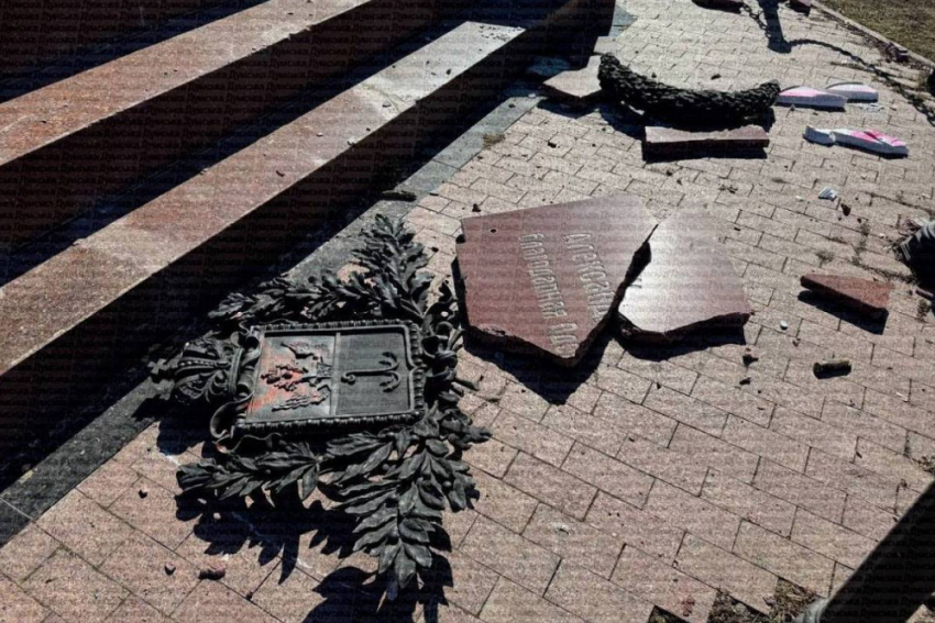 Одесские активисты разрушили Александровскую колонну в парке Шевченко