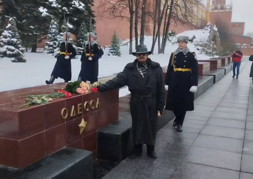 Правнук Сталина возложил цветы к памятнику Одессы на Красной площади