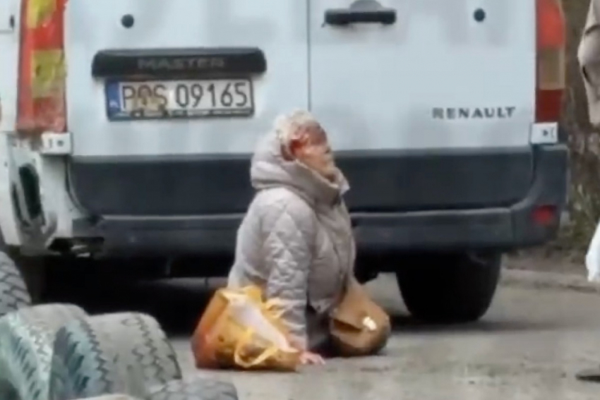В сети появилось видео, как сотрудники ТЦК сбили автобусом пенсионерку в Одессе
