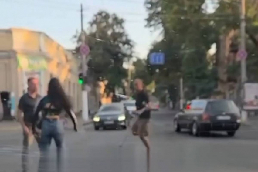 В сети завирусилось видео драки одноногого военного с девушкой в Одессе