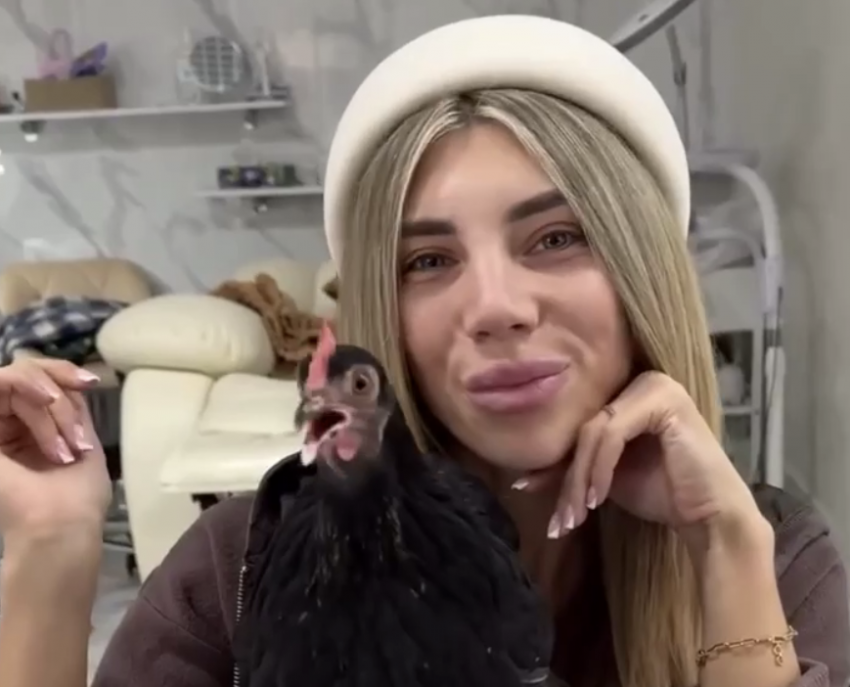 Одесситка привела курицу на маникюр и сняла это на видео