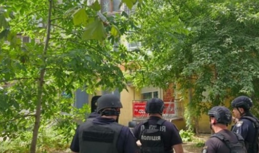 В Одессе мужчина ворвался в парикмахерскую и взял в заложники двух женщин