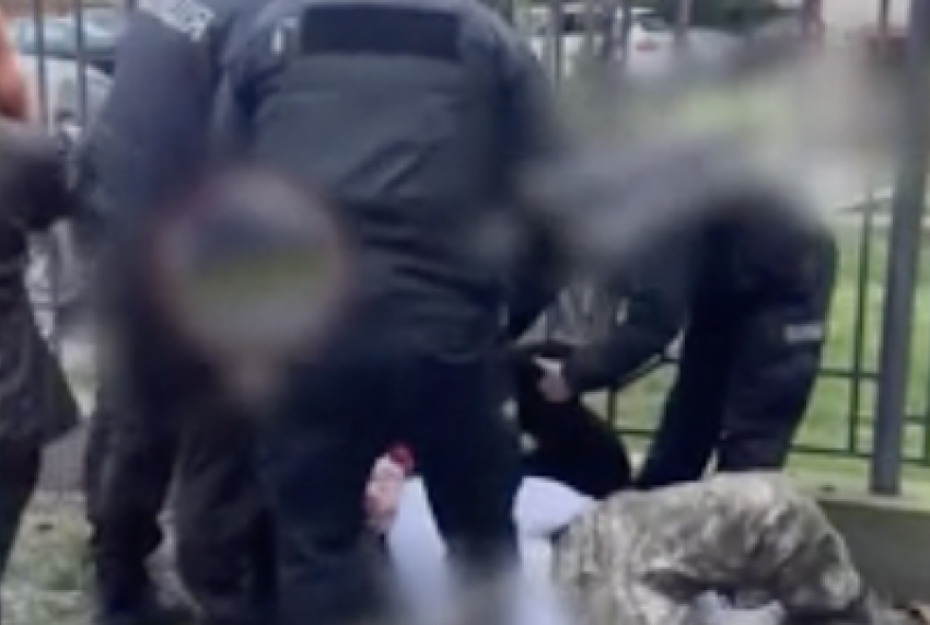 Жители Одессы вступились за скрученного военкомами мужчину